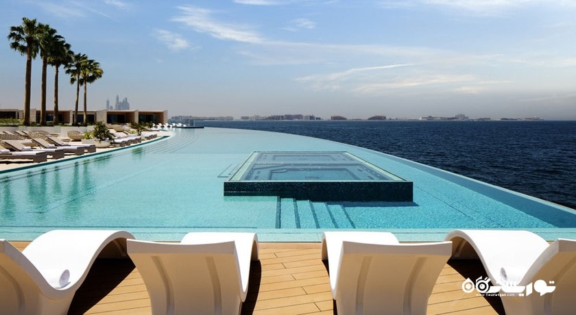 استخر روباز با چشم انداز دریا